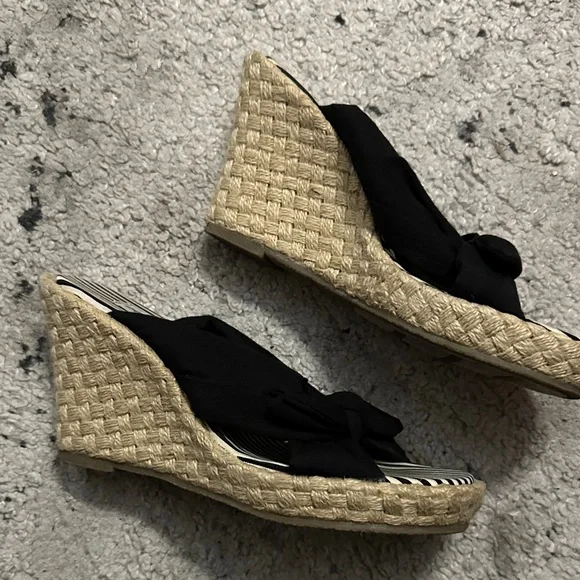 American Eagle Outfitters Black Striped Wedge SandalsSize 5 1/2 - Picture 3 of 7